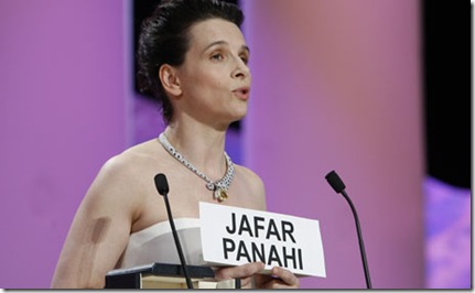 Juliette-Binoche-protests-006